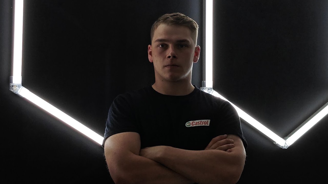 Markus Jaakola hallissa kuusikulmiovalojen edessä